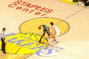 改放广告?NBA发言人：移除季后赛贴花是出于球员安全&清理原因