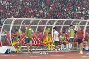 认不清人？国足下半场3次换人“乌龙”?伊万教练组反复认错人